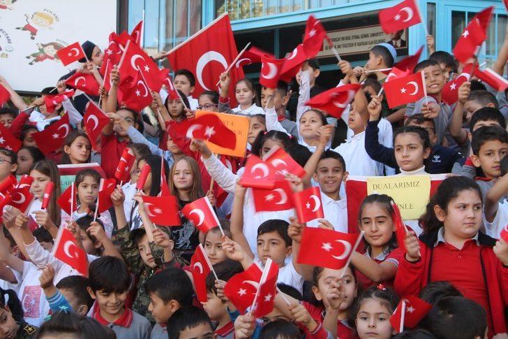 300 öğrenciden Mehmetçiğe destek programı G3