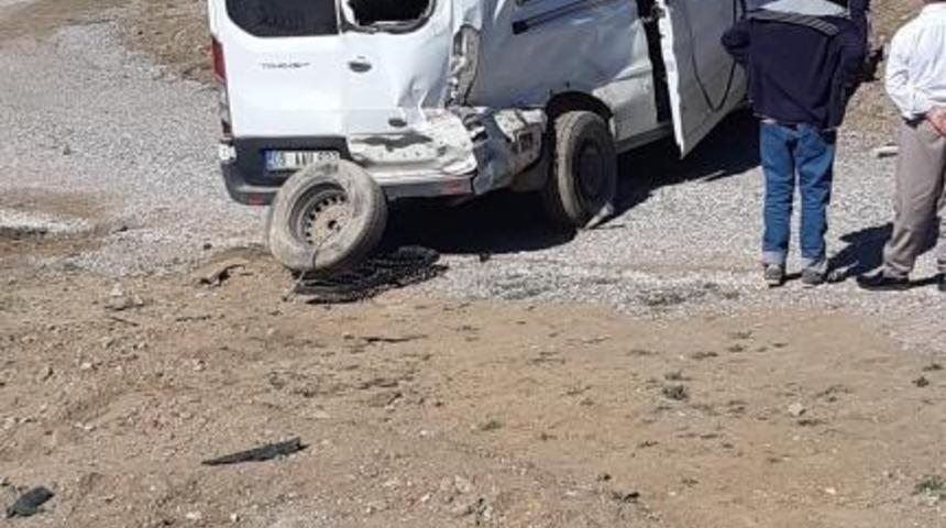 Minibüsler kafa kafaya çarpıştı: 6 yaralı