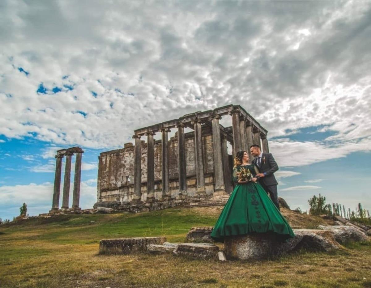 Gelin ve damatlar fotoğraf &ccedil;ektirmek i&ccedil;in buraya akın ediyor