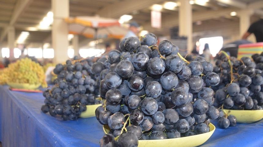 Her derde deva siyah üzüm tezgahlarda yerini aldı