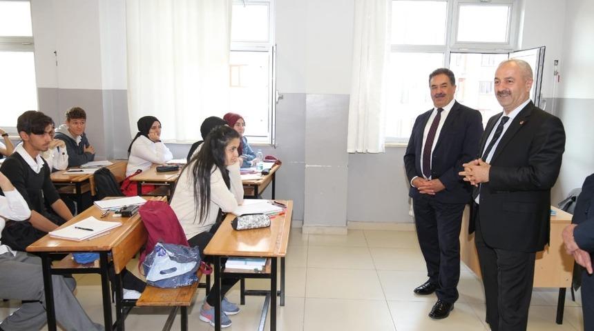 Başkan Büyükgöz ve Kaymakam Güler Bayrak törenine katıldı