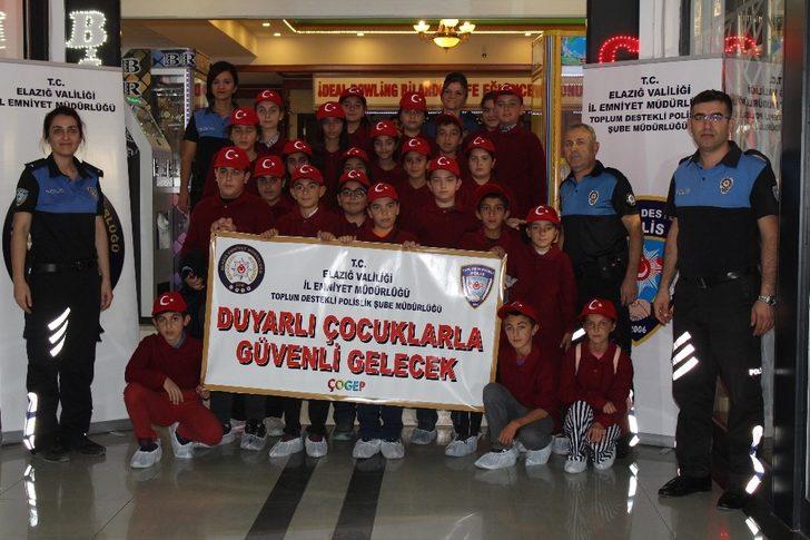 Polislerin eşlik ettiği çocuklar, gönüllerince eğlendi G1