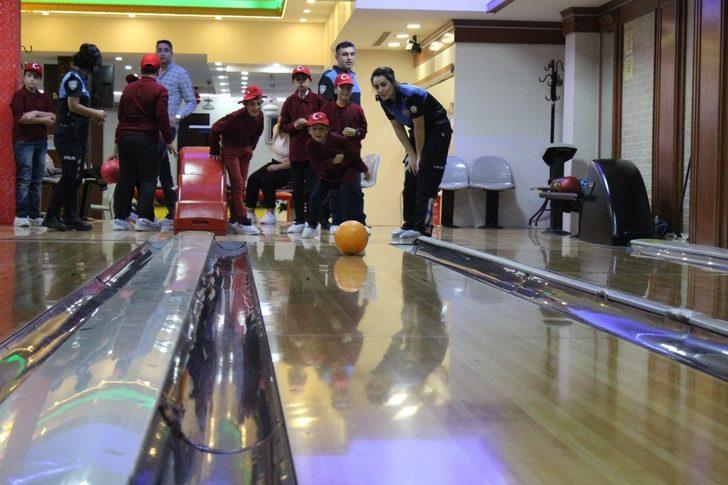 Polislerin eşlik ettiği çocuklar, gönüllerince eğlendi G3