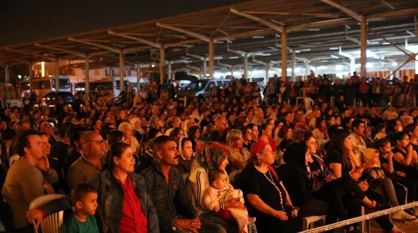 Gezici sahne ile sezonu Mumcular&rsquo;da a&ccedil;tılar