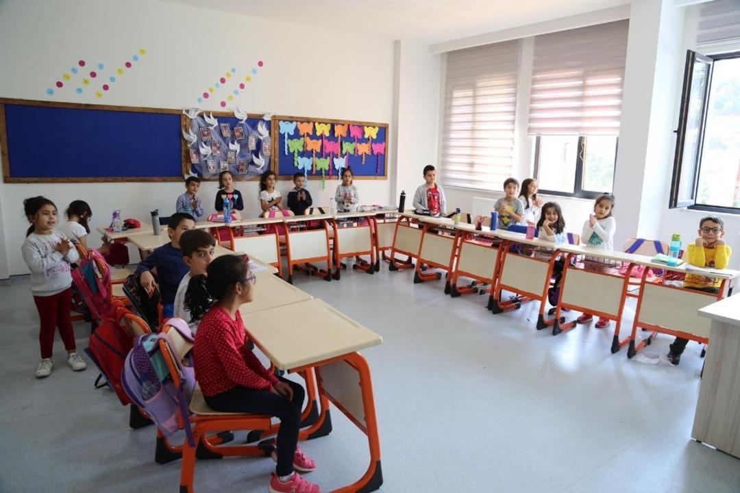 Hayırseverin kardeşi adına yaptırdığı okulda eğitim başladı