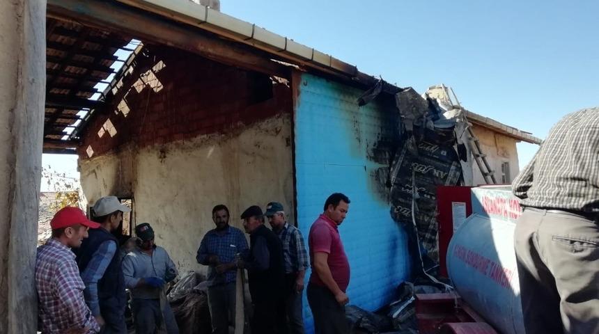 Şarja takılan el lambası bir evi k&uuml;l etti