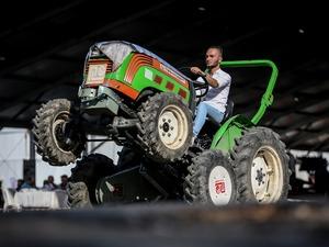 Traktörler 'Makrobat'la eğimli arazide güvende