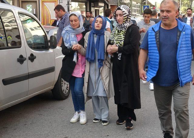 Yaralandığı kazada ölen annesi, babası ve ağabeyini gözyaşlarıyla uğurladı