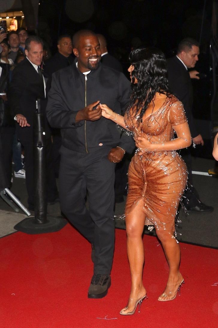 Kim Kardashian elbiseye zor sığdı G1