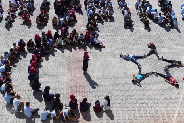 Siirtli öğrencilerden ay yıldızlı 'Barış Pınarı' figürü