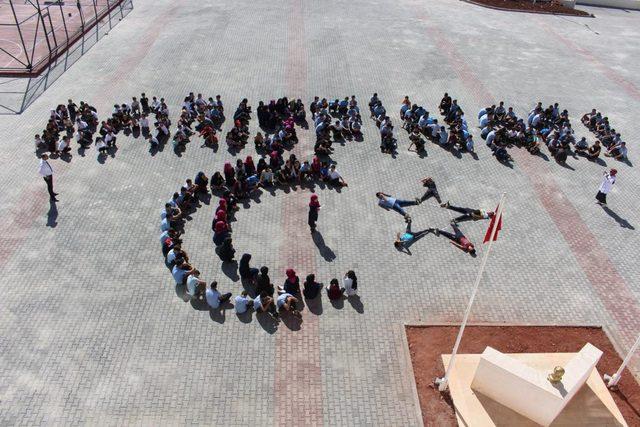 Siirtli öğrencilerden ay yıldızlı 'Barış Pınarı' figürü