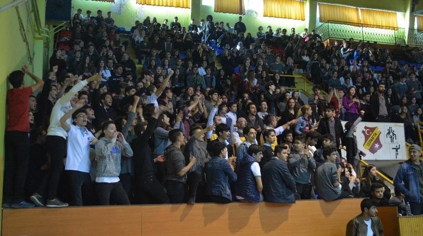 Ma&ccedil; izlemeye geldikleri spor salonunda tezah&uuml;rat yerine "Şehitler &ouml;lmez, vatan b&ouml;l&uuml;nmez" sloganı attılar