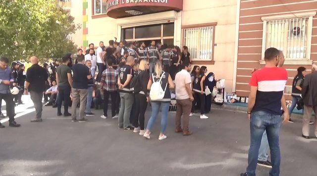 Vekillerin de olduğu HDP'lilerden polise sıcak su ve cam bardaklı saldırı