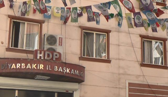 Vekillerin de olduğu HDP'lilerden polise sıcak su ve cam bardaklı saldırı