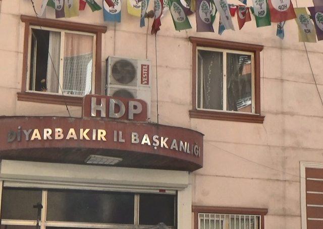 Vekillerin de olduğu HDP'lilerden polise sıcak su ve cam bardaklı saldırı