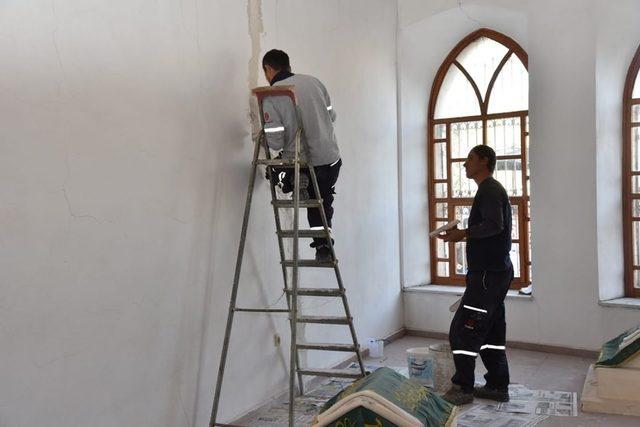 Karesi Bey’in türbesi bakıma alındı