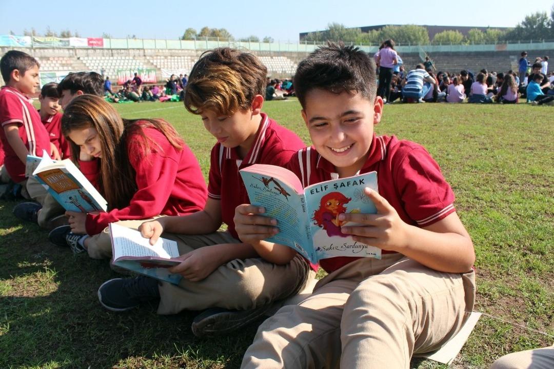 Yalova&rsquo;da stadyumda 1077 &ouml;ğrenci hep birlikte kitap okudu