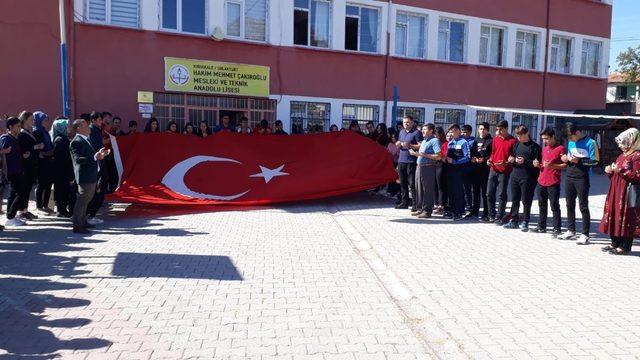 Öğrenciler Türk bayrağı açıp, ’Barış Pınarı Harekatı’nı destekledi