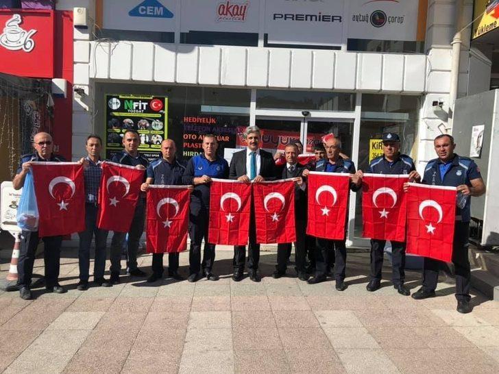 Başkan Köse esnaf ve vatandaşlara bayrak dağıttı G1