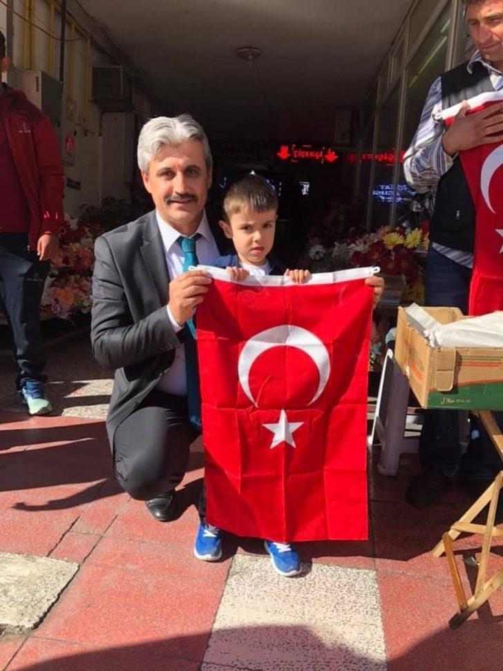 Başkan Köse esnaf ve vatandaşlara bayrak dağıttı G2