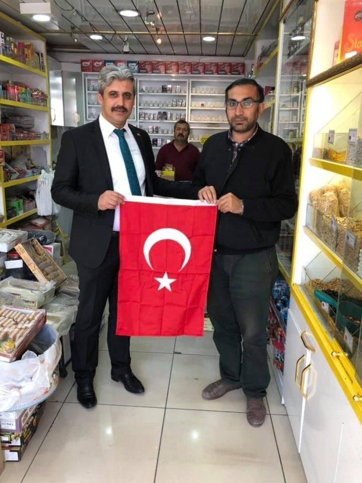 Başkan Köse esnaf ve vatandaşlara bayrak dağıttı G3
