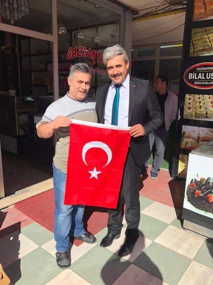 Başkan Köse esnaf ve vatandaşlara bayrak dağıttı G4