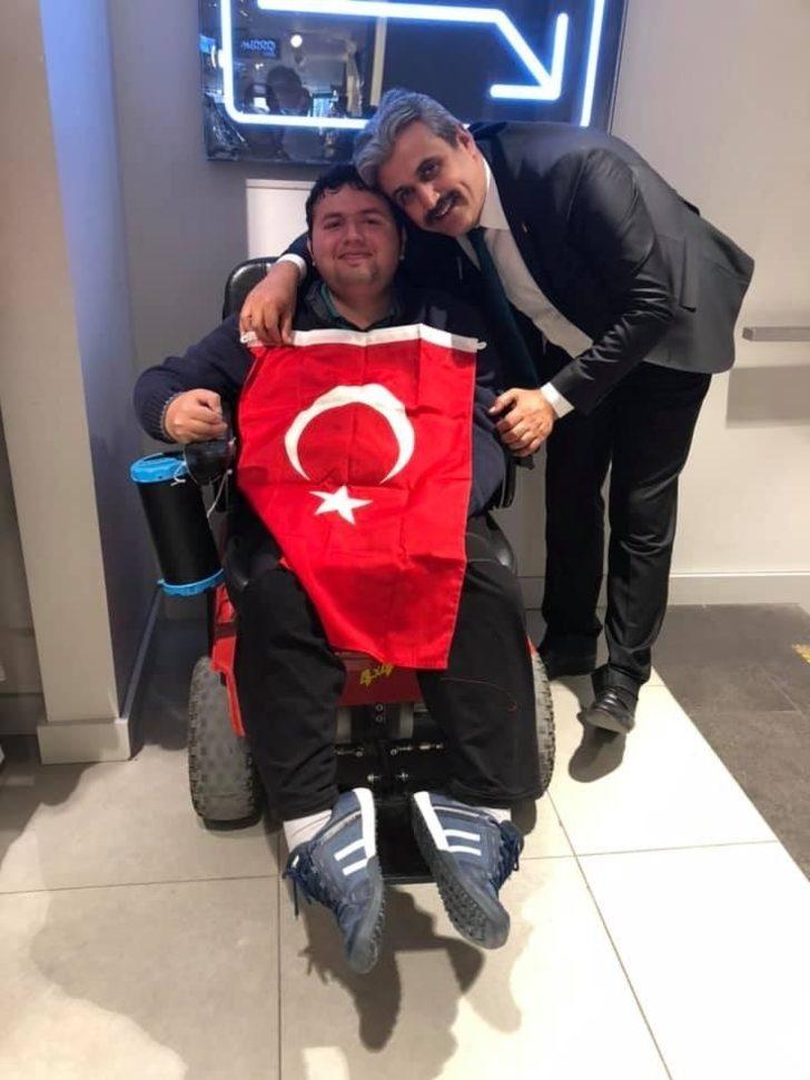 Başkan Köse esnaf ve vatandaşlara bayrak dağıttı G5