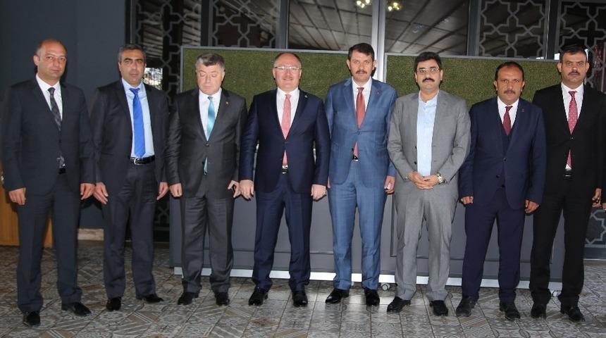 Vali&rsquo;den bayrak &ccedil;ağrısı