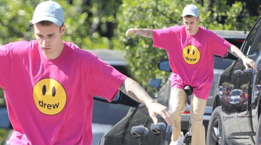 Justin Bieber tek tekerlekli bisikletle şov yapmak isterken...
