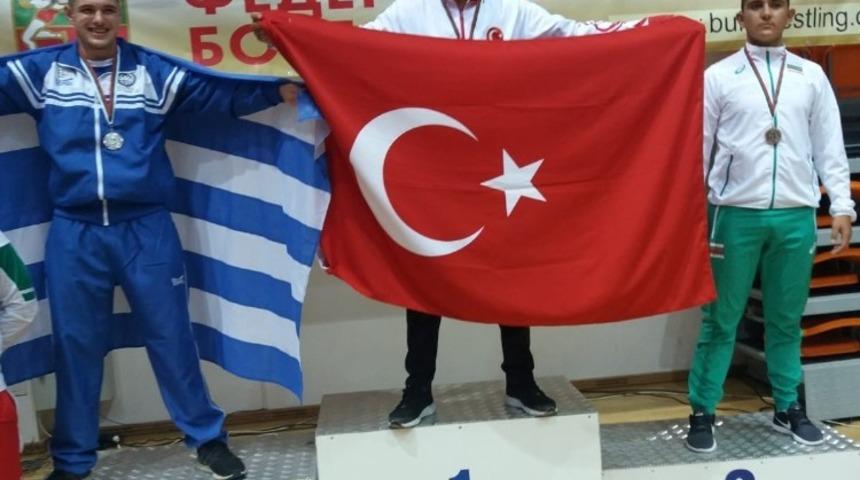 Osmaniyeli g&uuml;reş&ccedil;i Balkan Şampiyonu oldu