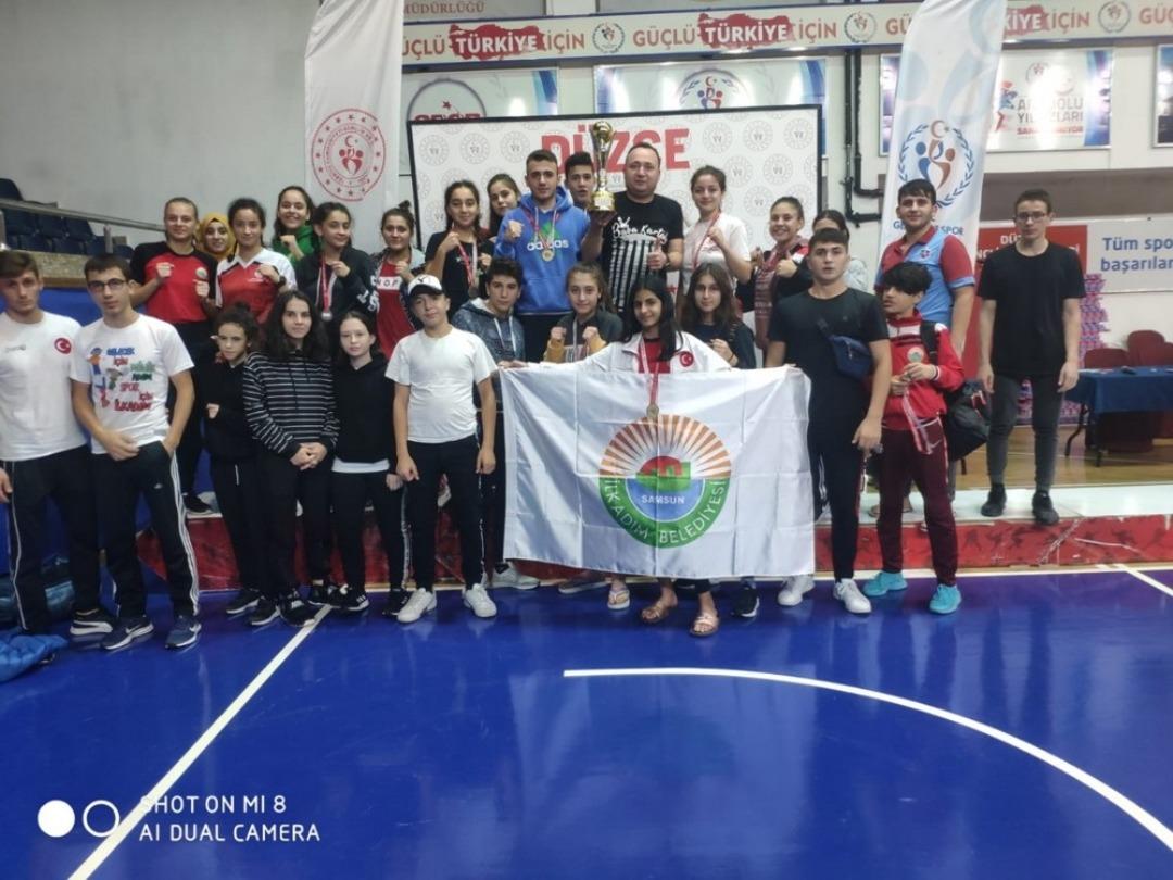 İlkadım kick boksta adını zirveye yazdırdı