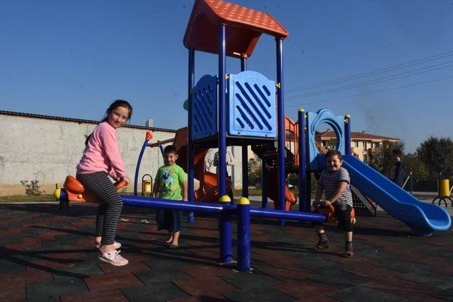 Düzce Belediyesi park ihtiyaçları bir bir tamamlanıyor