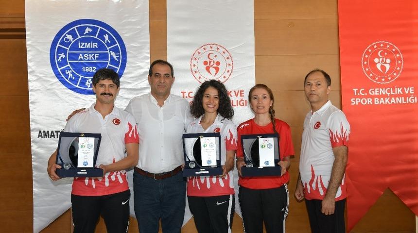 &Ccedil;iğlili sporculara &rsquo;Yılın Enleri&rsquo; &ouml;d&uuml;l&uuml;