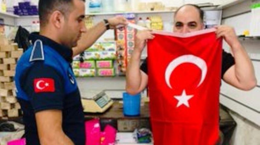 Eyyübiye’de TSK’ya destek için Türk Bayrağı dağıtıldı