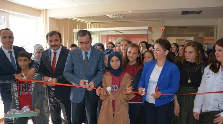 Can Dostları konulu resim sergisi