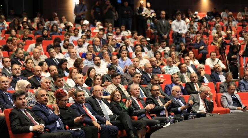 Rekt&ouml;r Turgut, d&uuml;nya g&ouml;&ccedil; ve m&uuml;lteci kongresine katıldı