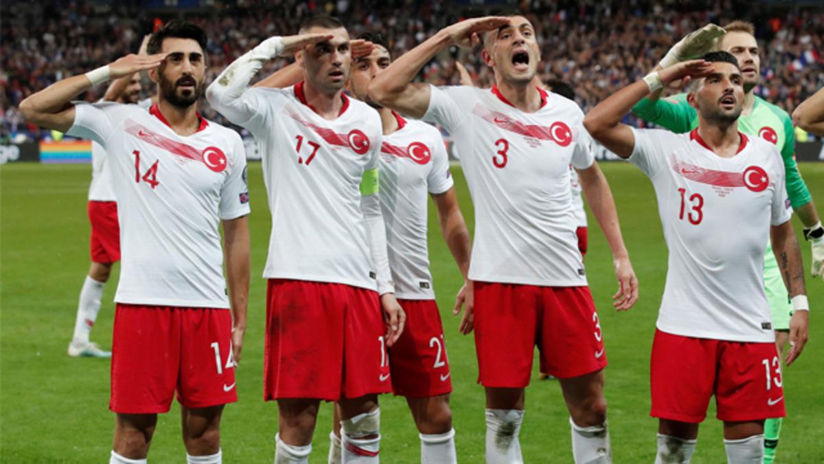 Fransız rejisi, T&uuml;rkiye'nin asker selamlı gol sevincini yayınlamadı!