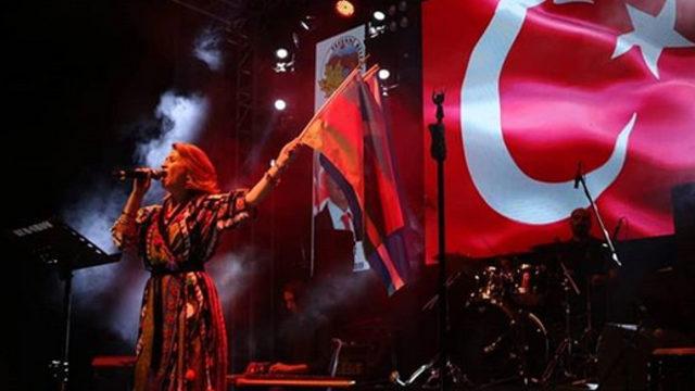 Azerbaycanlı sanatçı Azerin'den Mehmetçik için duygulandıran video 