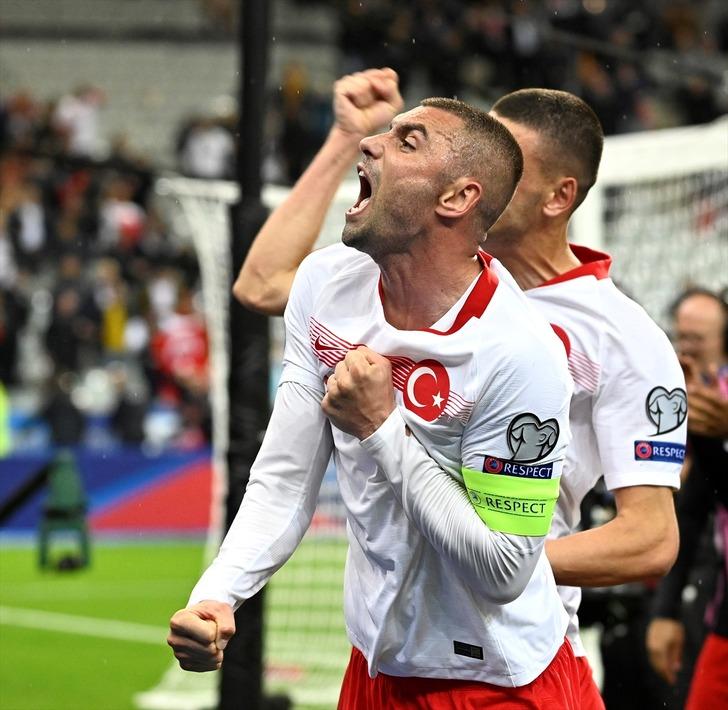 TFF, UEFA'daki asker selamı soruşturması için savunma verdi G3