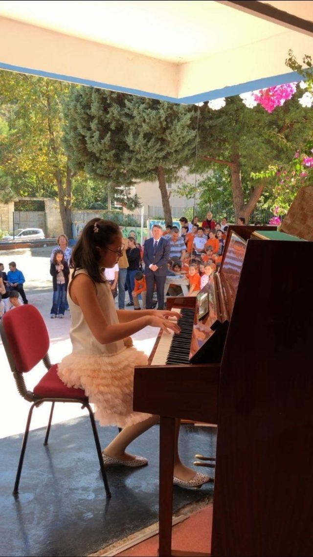 Amerika’dan ödüllü çocuk piyanist köy çocuklarına konser verdi