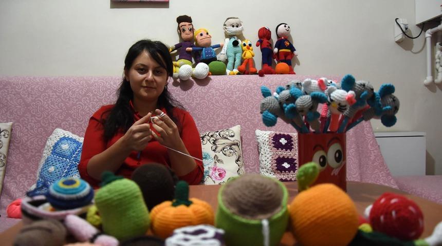 Ayşe hemşire, &ouml;rd&uuml;ğ&uuml; bez bebeklerle &ccedil;ocukları sevindiriyor