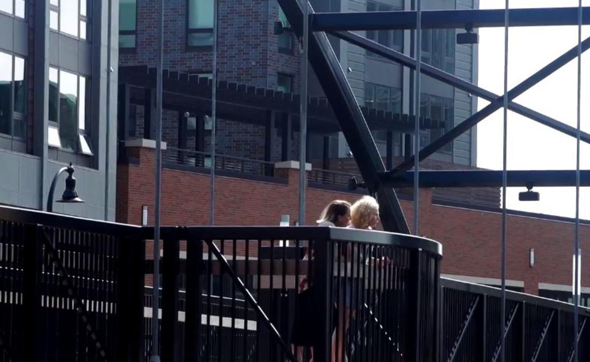 Yıllarca onu aradı, kapı komşusu &ccedil;ıktı!