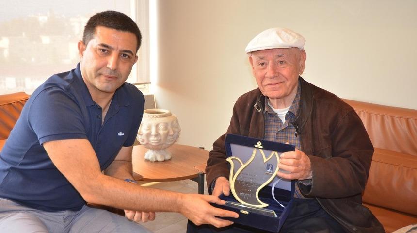 Başkan G&uuml;nel, caz m&uuml;ziğinin Kuşadalı efsanesi Maffy Falay ile Kuşadası&rsquo;nda buluştu