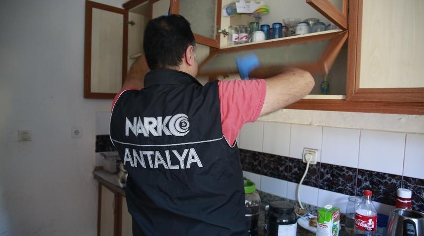Antalya&rsquo;da uyuşturucu operasyonu: 4 g&ouml;zaltı