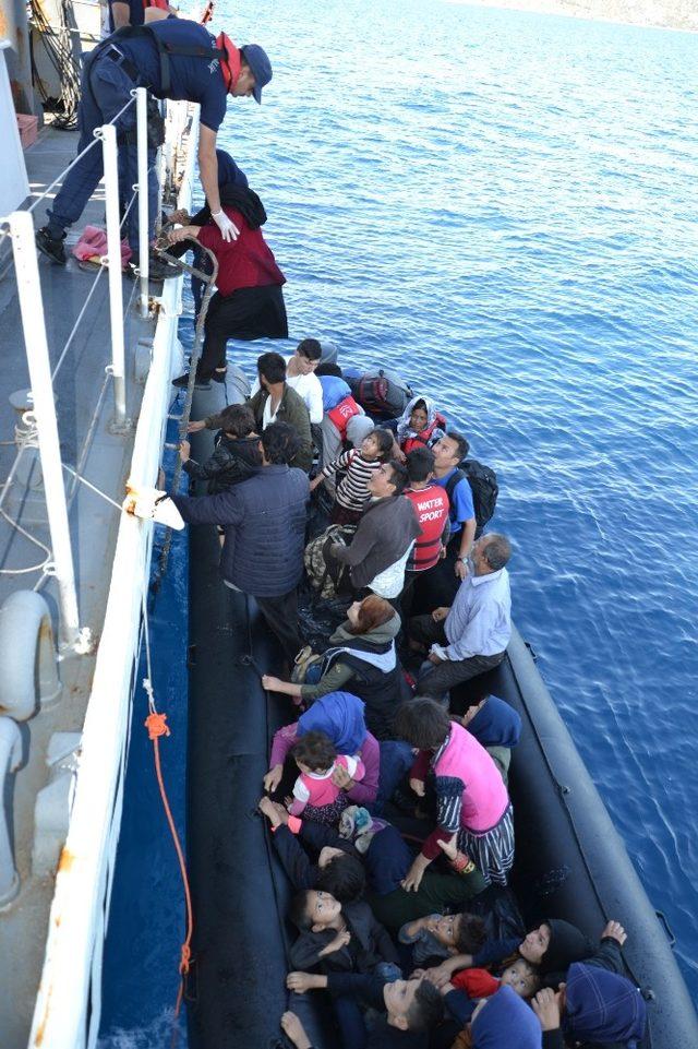 Kuzey Ege&rsquo;de 80 d&uuml;zensiz g&ouml;&ccedil;men yakalandı 4