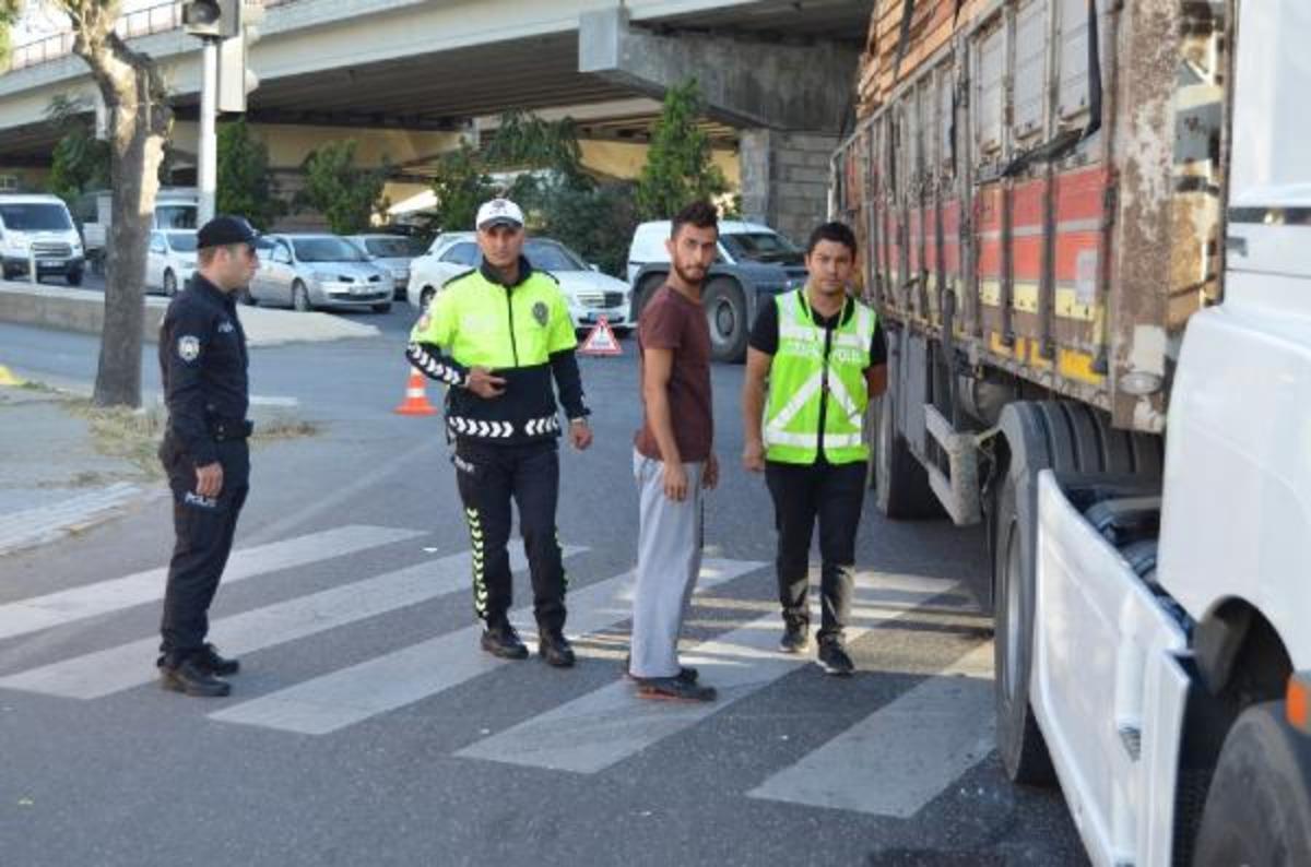 Aksaray'da TIR'ın &ccedil;arptığı simit&ccedil;inin bacağı koptu