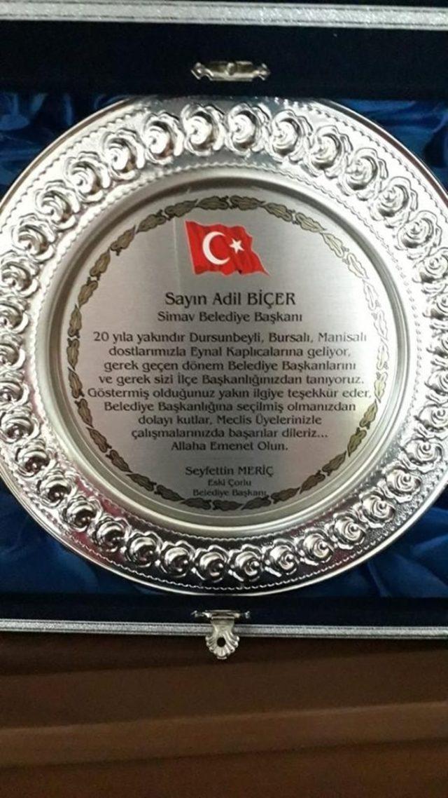 Eynal Kaplıcaları müdavimlerinden Başkan Biçer’e plaket