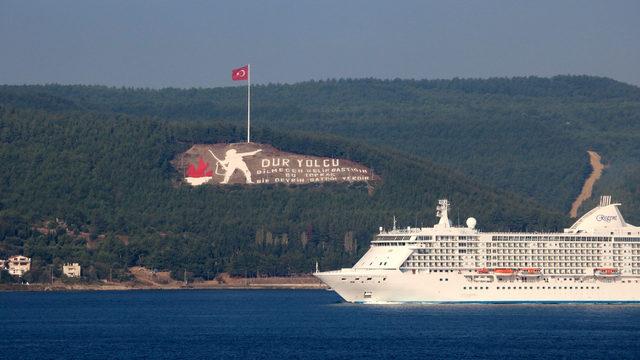 Dev kruvaziyer gemisi, Çanakkale Boğazı'ndan geçti