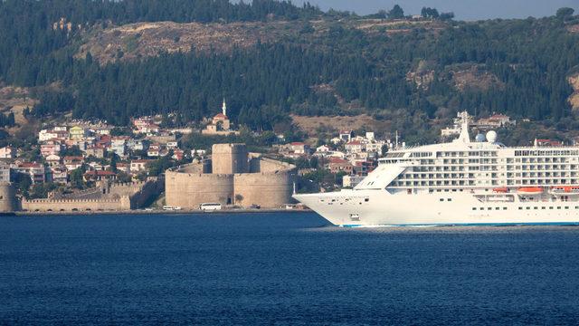 Dev kruvaziyer gemisi, Çanakkale Boğazı'ndan geçti