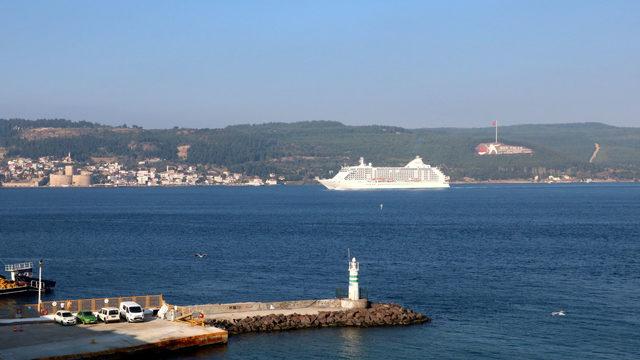 Dev kruvaziyer gemisi, Çanakkale Boğazı'ndan geçti